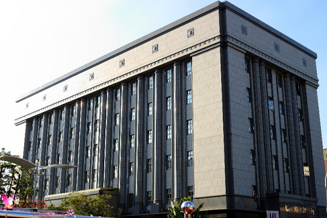 搭乘開頂雙層巴士遊高雄，在地人私藏美食、景點全攻略！！上車就開始筆記古早味小吃，帶你看遍海洋城市新風貌，聽見不一樣的港都歷史故事！