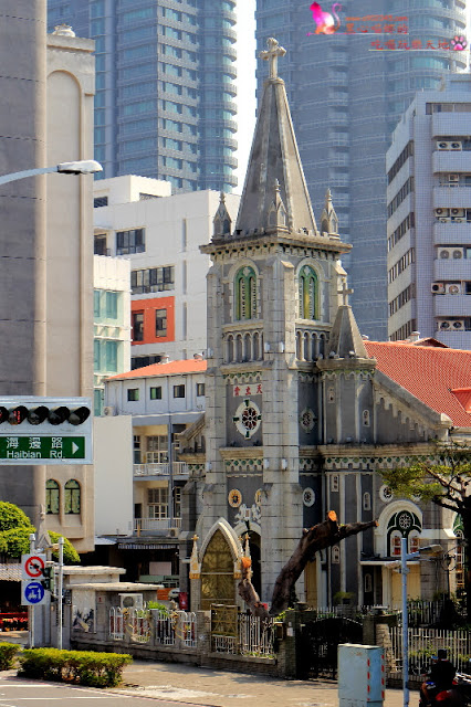 搭乘開頂雙層巴士遊高雄，在地人私藏美食、景點全攻略！！上車就開始筆記古早味小吃，帶你看遍海洋城市新風貌，聽見不一樣的港都歷史故事！