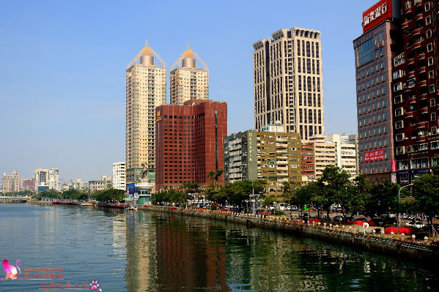 搭乘開頂雙層巴士遊高雄，在地人私藏美食、景點全攻略！！上車就開始筆記古早味小吃，帶你看遍海洋城市新風貌，聽見不一樣的港都歷史故事！