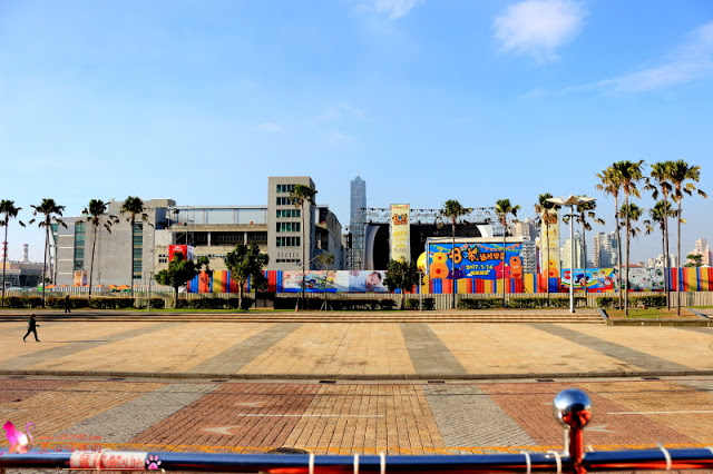 搭乘開頂雙層巴士遊高雄，在地人私藏美食、景點全攻略！！上車就開始筆記古早味小吃，帶你看遍海洋城市新風貌，聽見不一樣的港都歷史故事！