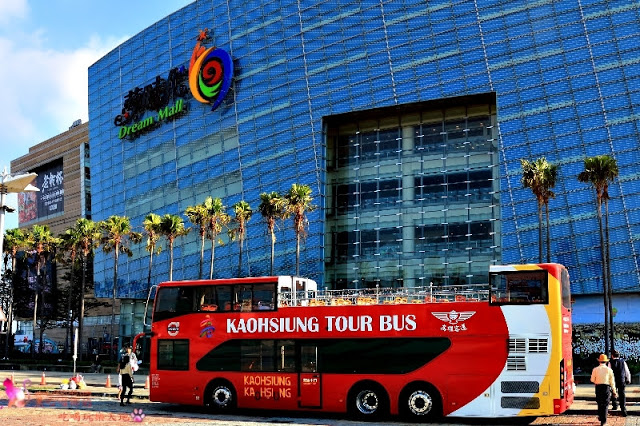 搭乘開頂雙層巴士遊高雄，在地人私藏美食、景點全攻略！！上車就開始筆記古早味小吃，帶你看遍海洋城市新風貌，聽見不一樣的港都歷史故事！