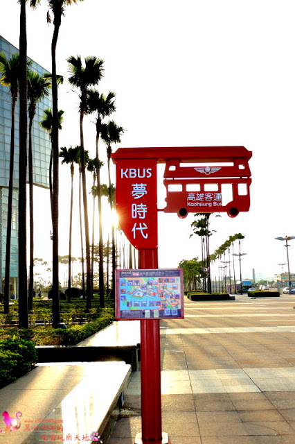 搭乘開頂雙層巴士遊高雄，在地人私藏美食、景點全攻略！！上車就開始筆記古早味小吃，帶你看遍海洋城市新風貌，聽見不一樣的港都歷史故事！