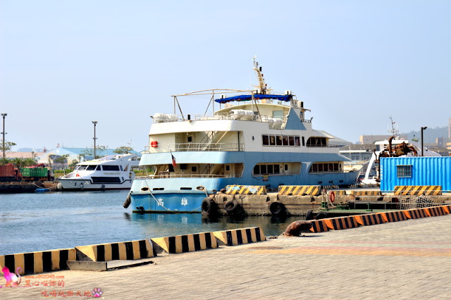 搭乘開頂雙層巴士遊高雄，在地人私藏美食、景點全攻略！！上車就開始筆記古早味小吃，帶你看遍海洋城市新風貌，聽見不一樣的港都歷史故事！