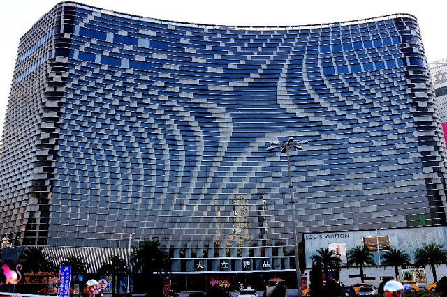 搭乘開頂雙層巴士遊高雄，在地人私藏美食、景點全攻略！！上車就開始筆記古早味小吃，帶你看遍海洋城市新風貌，聽見不一樣的港都歷史故事！