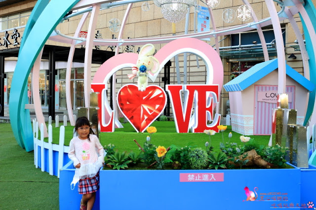 搭乘開頂雙層巴士遊高雄，在地人私藏美食、景點全攻略！！上車就開始筆記古早味小吃，帶你看遍海洋城市新風貌，聽見不一樣的港都歷史故事！