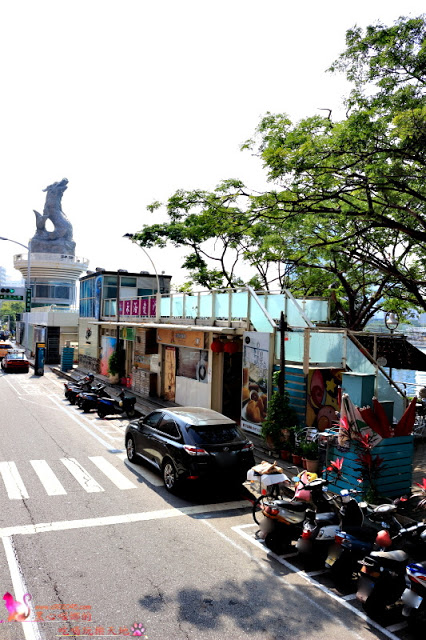 搭乘開頂雙層巴士遊高雄，在地人私藏美食、景點全攻略！！上車就開始筆記古早味小吃，帶你看遍海洋城市新風貌，聽見不一樣的港都歷史故事！