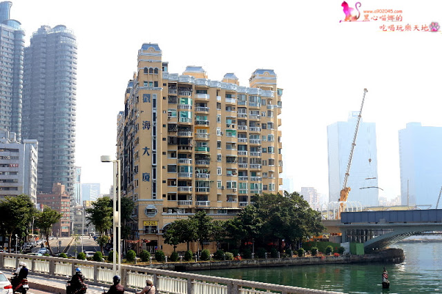 搭乘開頂雙層巴士遊高雄，在地人私藏美食、景點全攻略！！上車就開始筆記古早味小吃，帶你看遍海洋城市新風貌，聽見不一樣的港都歷史故事！