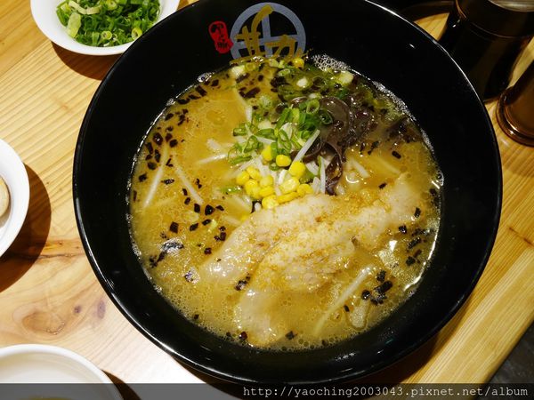 鹿兒島豚骨拉麵 勘場：台中西區 勘場鹿兒島拉麵KANBA，鹿兒島來的拉麵由日籍師傅親自料理，黑豬五花肥而不膩海外首家店選在草悟道商圈