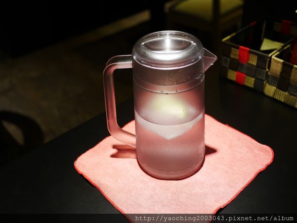 鹿兒島豚骨拉麵 勘場：台中西區 勘場鹿兒島拉麵KANBA，鹿兒島來的拉麵由日籍師傅親自料理，黑豬五花肥而不膩海外首家店選在草悟道商圈