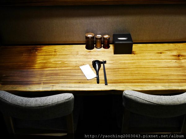 鹿兒島豚骨拉麵 勘場：台中西區 勘場鹿兒島拉麵KANBA，鹿兒島來的拉麵由日籍師傅親自料理，黑豬五花肥而不膩海外首家店選在草悟道商圈