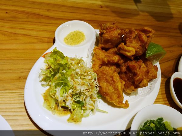 鹿兒島豚骨拉麵 勘場：台中西區 勘場鹿兒島拉麵KANBA，鹿兒島來的拉麵由日籍師傅親自料理，黑豬五花肥而不膩海外首家店選在草悟道商圈