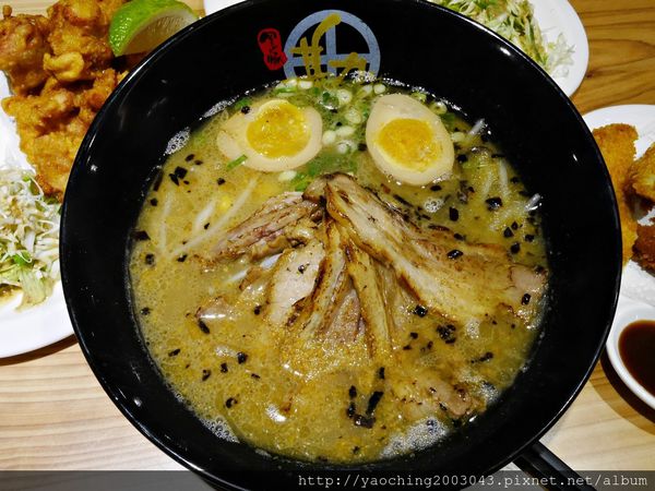 鹿兒島豚骨拉麵 勘場：台中西區 勘場鹿兒島拉麵KANBA，鹿兒島來的拉麵由日籍師傅親自料理，黑豬五花肥而不膩海外首家店選在草悟道商圈