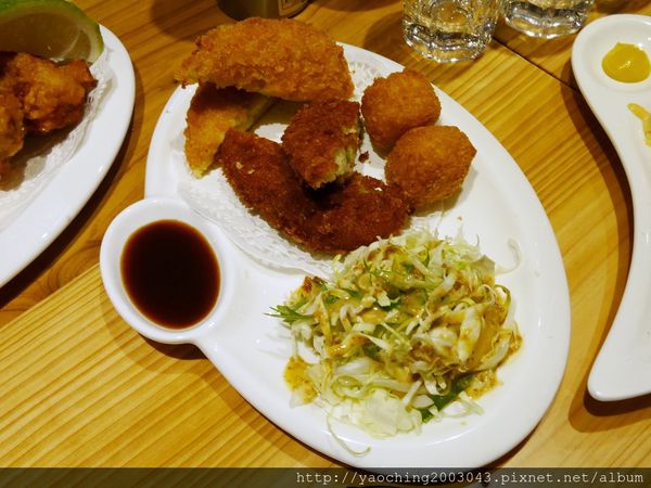 鹿兒島豚骨拉麵 勘場：台中西區 勘場鹿兒島拉麵KANBA，鹿兒島來的拉麵由日籍師傅親自料理，黑豬五花肥而不膩海外首家店選在草悟道商圈