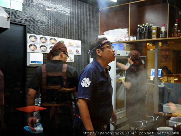 鹿兒島豚骨拉麵 勘場：台中西區 勘場鹿兒島拉麵KANBA，鹿兒島來的拉麵由日籍師傅親自料理，黑豬五花肥而不膩海外首家店選在草悟道商圈