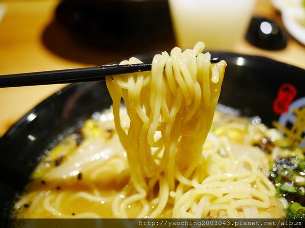 鹿兒島豚骨拉麵 勘場：台中西區 勘場鹿兒島拉麵KANBA，鹿兒島來的拉麵由日籍師傅親自料理，黑豬五花肥而不膩海外首家店選在草悟道商圈