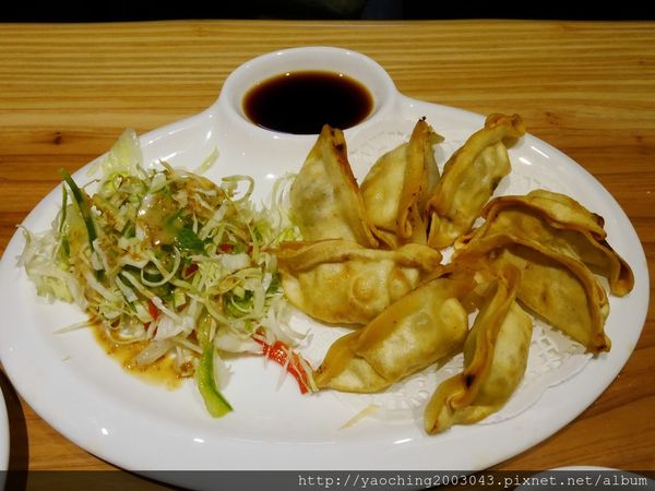 鹿兒島豚骨拉麵 勘場：台中西區 勘場鹿兒島拉麵KANBA，鹿兒島來的拉麵由日籍師傅親自料理，黑豬五花肥而不膩海外首家店選在草悟道商圈