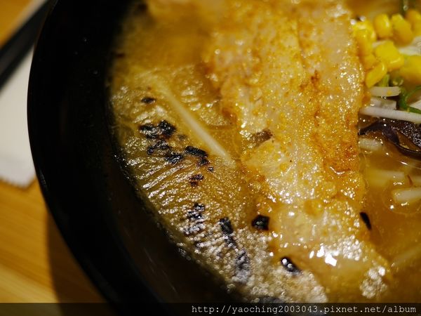 鹿兒島豚骨拉麵 勘場：台中西區 勘場鹿兒島拉麵KANBA，鹿兒島來的拉麵由日籍師傅親自料理，黑豬五花肥而不膩海外首家店選在草悟道商圈