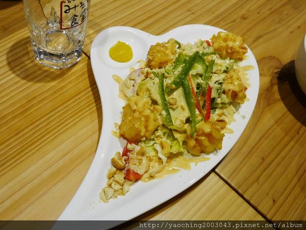 鹿兒島豚骨拉麵 勘場：台中西區 勘場鹿兒島拉麵KANBA，鹿兒島來的拉麵由日籍師傅親自料理，黑豬五花肥而不膩海外首家店選在草悟道商圈