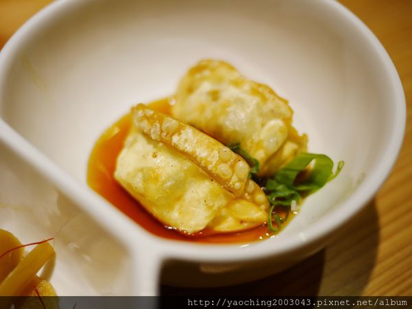 鹿兒島豚骨拉麵 勘場：台中西區 勘場鹿兒島拉麵KANBA，鹿兒島來的拉麵由日籍師傅親自料理，黑豬五花肥而不膩海外首家店選在草悟道商圈