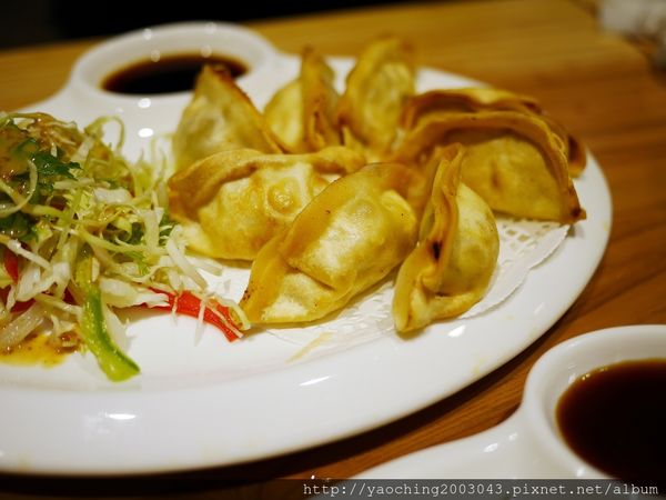 鹿兒島豚骨拉麵 勘場：台中西區 勘場鹿兒島拉麵KANBA，鹿兒島來的拉麵由日籍師傅親自料理，黑豬五花肥而不膩海外首家店選在草悟道商圈