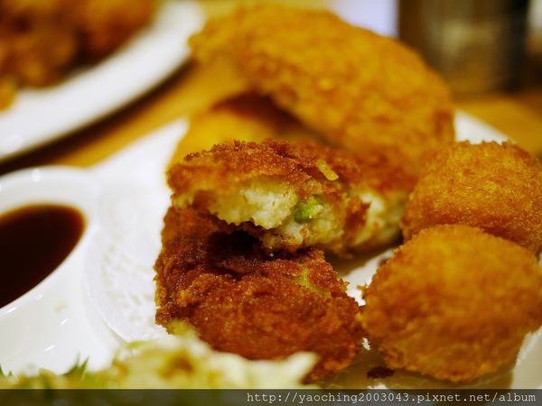 鹿兒島豚骨拉麵 勘場：台中西區 勘場鹿兒島拉麵KANBA，鹿兒島來的拉麵由日籍師傅親自料理，黑豬五花肥而不膩海外首家店選在草悟道商圈