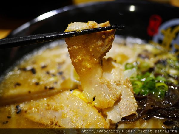鹿兒島豚骨拉麵 勘場：台中西區 勘場鹿兒島拉麵KANBA，鹿兒島來的拉麵由日籍師傅親自料理，黑豬五花肥而不膩海外首家店選在草悟道商圈