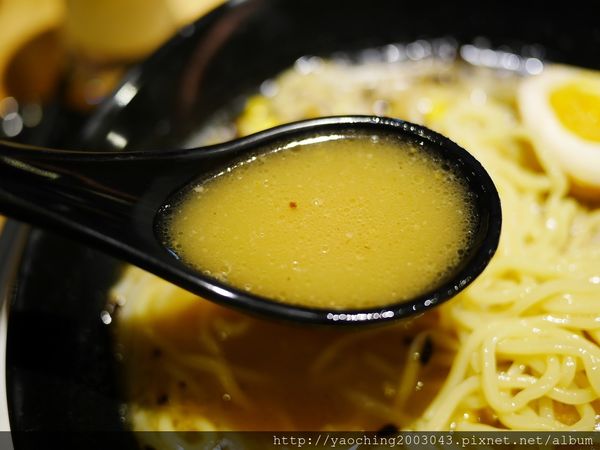 鹿兒島豚骨拉麵 勘場：台中西區 勘場鹿兒島拉麵KANBA，鹿兒島來的拉麵由日籍師傅親自料理，黑豬五花肥而不膩海外首家店選在草悟道商圈