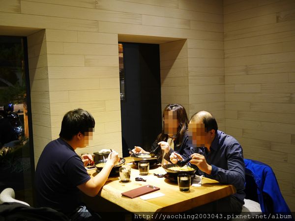 鹿兒島豚骨拉麵 勘場：台中西區 勘場鹿兒島拉麵KANBA，鹿兒島來的拉麵由日籍師傅親自料理，黑豬五花肥而不膩海外首家店選在草悟道商圈