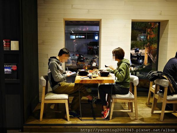 鹿兒島豚骨拉麵 勘場：台中西區 勘場鹿兒島拉麵KANBA，鹿兒島來的拉麵由日籍師傅親自料理，黑豬五花肥而不膩海外首家店選在草悟道商圈