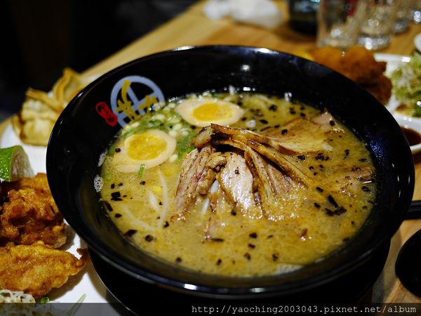鹿兒島豚骨拉麵 勘場：台中西區 勘場鹿兒島拉麵KANBA，鹿兒島來的拉麵由日籍師傅親自料理，黑豬五花肥而不膩海外首家店選在草悟道商圈