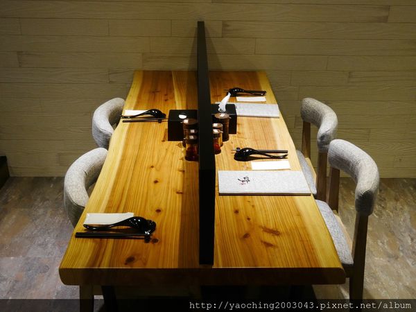 鹿兒島豚骨拉麵 勘場：台中西區 勘場鹿兒島拉麵KANBA，鹿兒島來的拉麵由日籍師傅親自料理，黑豬五花肥而不膩海外首家店選在草悟道商圈