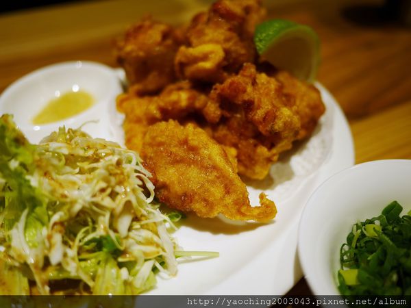 鹿兒島豚骨拉麵 勘場：台中西區 勘場鹿兒島拉麵KANBA，鹿兒島來的拉麵由日籍師傅親自料理，黑豬五花肥而不膩海外首家店選在草悟道商圈