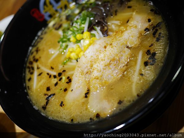 鹿兒島豚骨拉麵 勘場：台中西區 勘場鹿兒島拉麵KANBA，鹿兒島來的拉麵由日籍師傅親自料理，黑豬五花肥而不膩海外首家店選在草悟道商圈