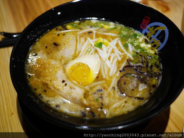 鹿兒島豚骨拉麵 勘場：台中西區 勘場鹿兒島拉麵KANBA，鹿兒島來的拉麵由日籍師傅親自料理，黑豬五花肥而不膩海外首家店選在草悟道商圈