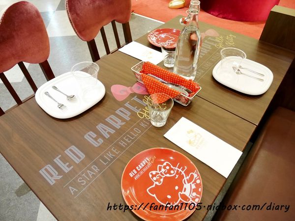 林口美食【Hello Kitty Red Carpet美式餐廳】#林口三井outlet #Kitty主題餐廳 #kitty餐廳 #美式餐廳 #林口三井kitty菜單 #機捷A9林口站 愛評體驗券 (3).JPG