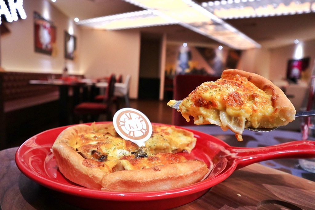 Hello Kitty Red Carpet