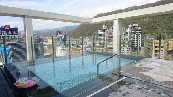 晶泉丰旅：宜蘭礁溪~晶泉丰旅~室內溫泉泡湯~露天無邊際游泳池~三燔日式早餐~優質的享受~