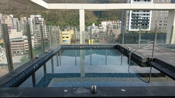 晶泉丰旅：宜蘭礁溪~晶泉丰旅~室內溫泉泡湯~露天無邊際游泳池~三燔日式早餐~優質的享受~