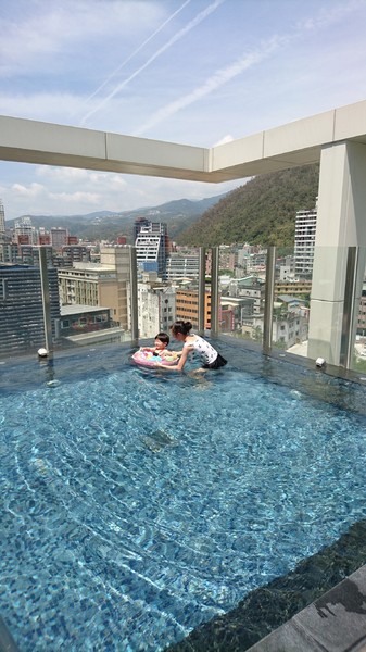 晶泉丰旅：宜蘭礁溪~晶泉丰旅~室內溫泉泡湯~露天無邊際游泳池~三燔日式早餐~優質的享受~