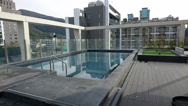 晶泉丰旅：宜蘭礁溪~晶泉丰旅~室內溫泉泡湯~露天無邊際游泳池~三燔日式早餐~優質的享受~