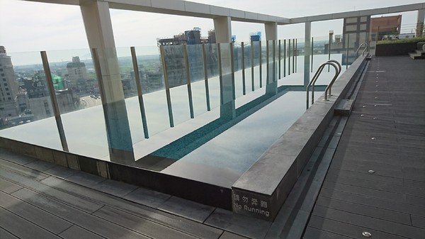 晶泉丰旅：宜蘭礁溪~晶泉丰旅~室內溫泉泡湯~露天無邊際游泳池~三燔日式早餐~優質的享受~