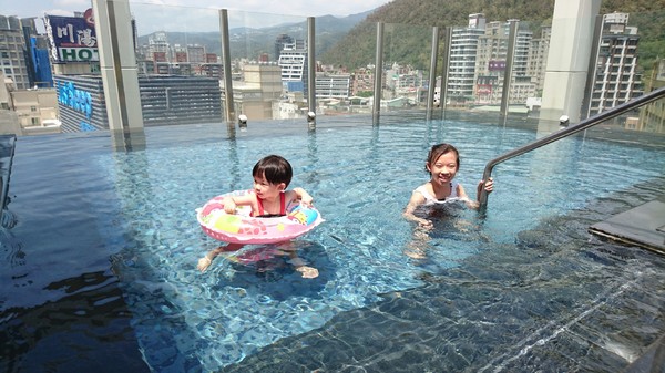 晶泉丰旅：宜蘭礁溪~晶泉丰旅~室內溫泉泡湯~露天無邊際游泳池~三燔日式早餐~優質的享受~