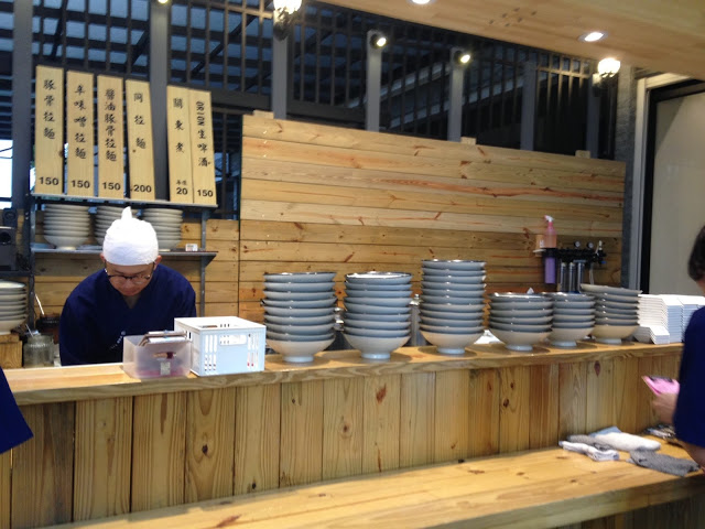 【老寶食記】台中大坑同拉麵，風雨中也照樣人潮炸裂的深夜食堂新起之秀