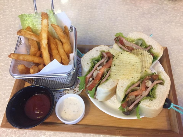 Tommy café 糖迷咖啡.甜點:Tommy café 糖迷咖啡.甜點-苗栗市區的必推甜點 周邊停車方便 室內寬敞走可愛溫馨風 餐點都推到爆 茶飲略嫌淡