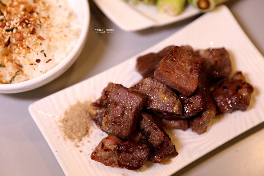 野赤燒肉｜日式炭火燒肉最低500元起 多種肉品海鮮、飲料冰淇淋無限供應吃到飽 機器人送餐。菜單價位(嘉義東