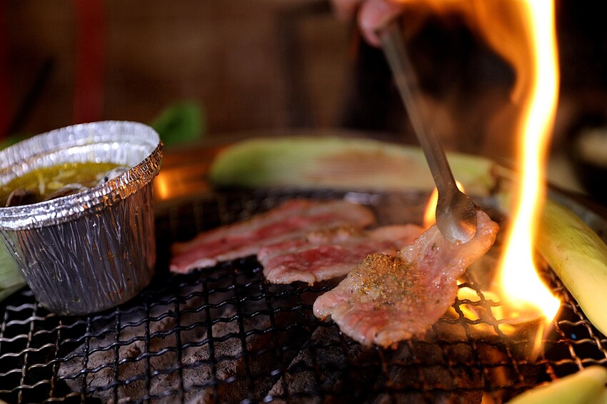 野赤燒肉｜日式炭火燒肉最低500元起 多種肉品海鮮、飲料冰淇淋無限供應吃到飽 機器人送餐。菜單價位(嘉義東