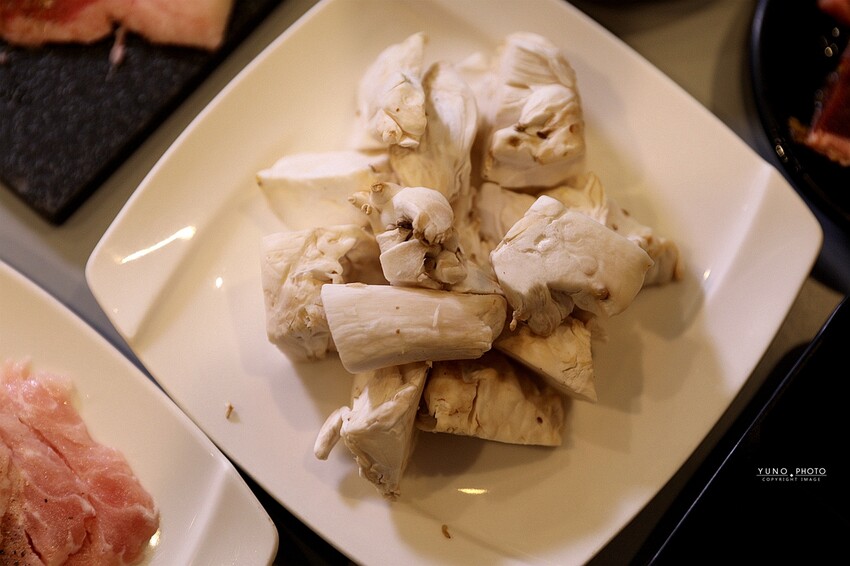 野赤燒肉｜日式炭火燒肉最低500元起 多種肉品海鮮、飲料冰淇淋無限供應吃到飽 機器人送餐。菜單價位(嘉義東