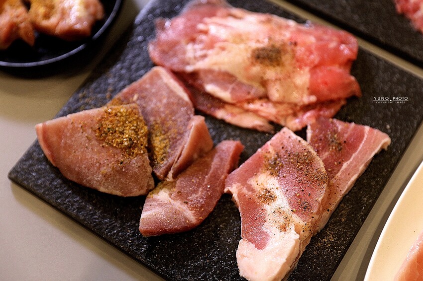 野赤燒肉｜日式炭火燒肉最低500元起 多種肉品海鮮、飲料冰淇淋無限供應吃到飽 機器人送餐。菜單價位(嘉義東