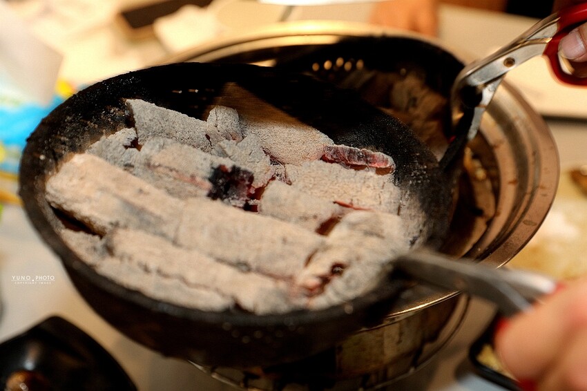 野赤燒肉｜日式炭火燒肉最低500元起 多種肉品海鮮、飲料冰淇淋無限供應吃到飽 機器人送餐。菜單價位(嘉義東