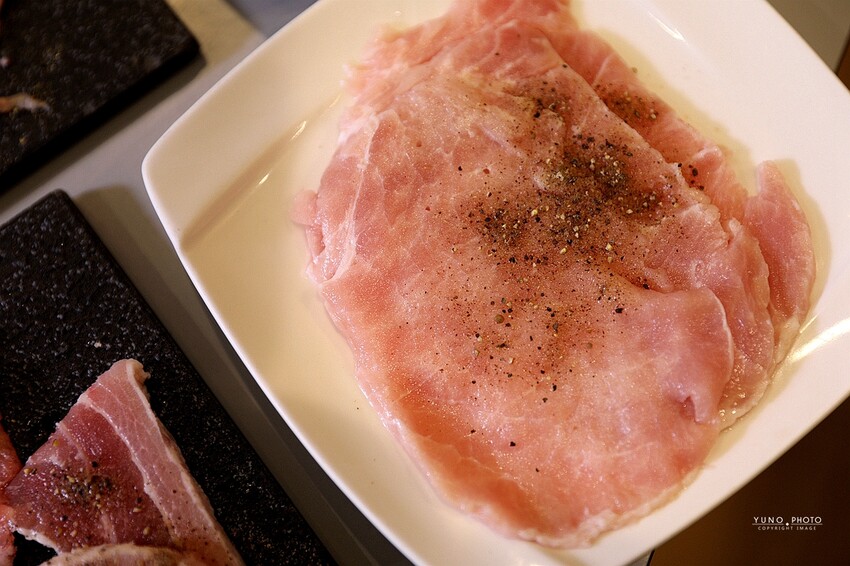 野赤燒肉｜日式炭火燒肉最低500元起 多種肉品海鮮、飲料冰淇淋無限供應吃到飽 機器人送餐。菜單價位(嘉義東